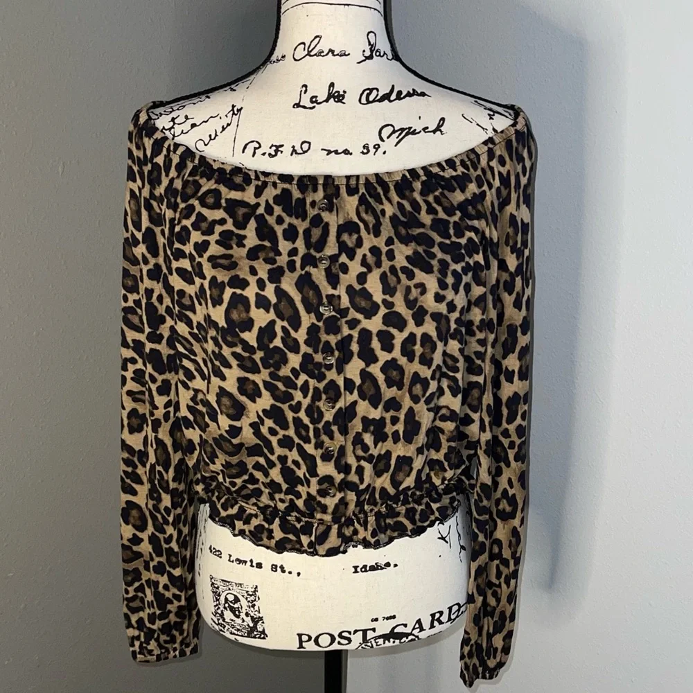 H & M Crop Top ends at waist Size Small wear on or off the shoulders - Picture 4 of 9